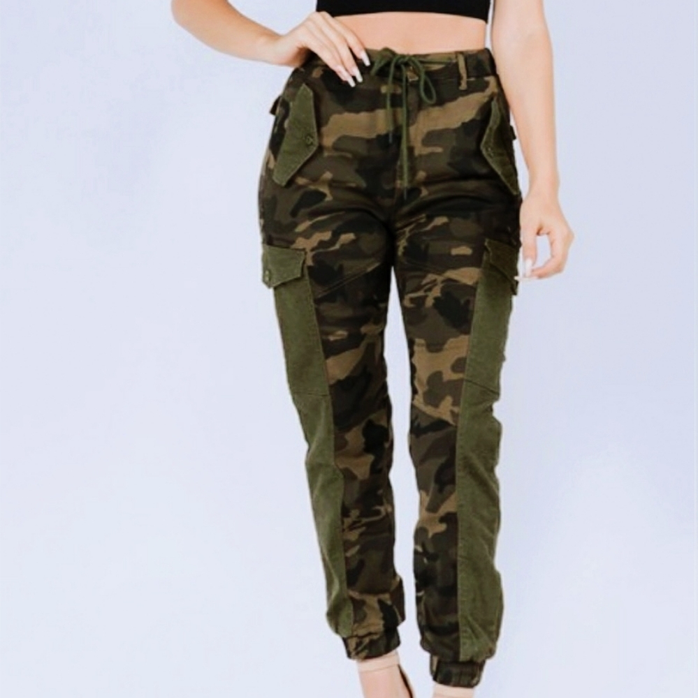 NEW  Women's camo tie joggers